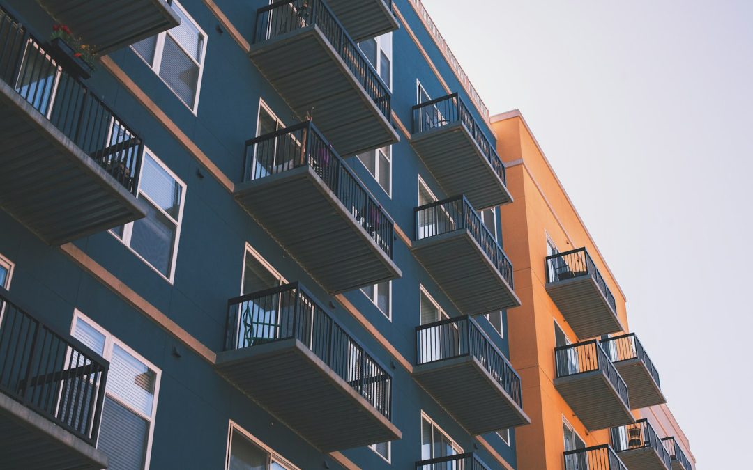 Perbedaan Rumah Tapak vs Apartemen: Mana yang Lebih Menguntungkan?